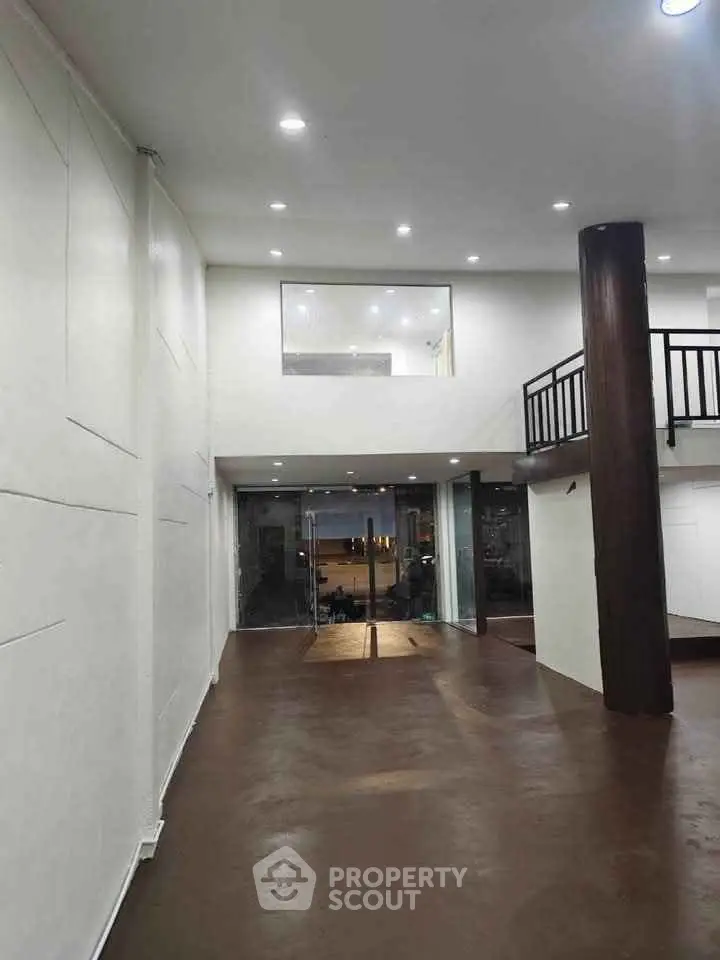 Spacious modern interior with high ceilings and mezzanine level