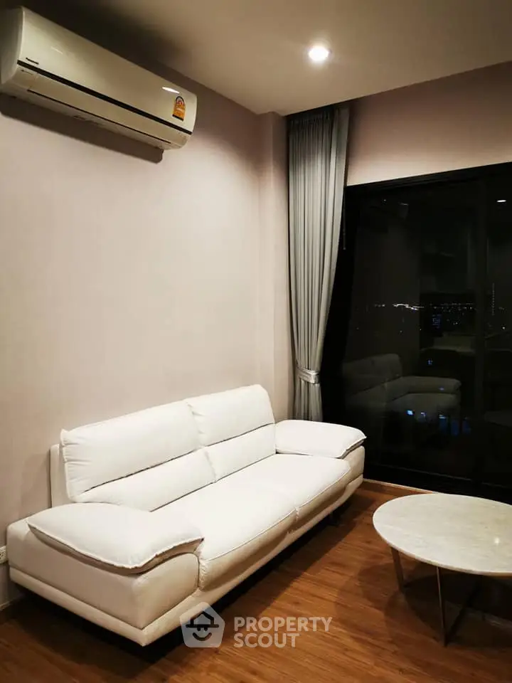 Fully Furnished 1 Bedroom Condo at Chewathai Residence-1