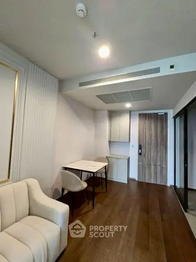 Modern living room with elegant furniture and wooden flooring