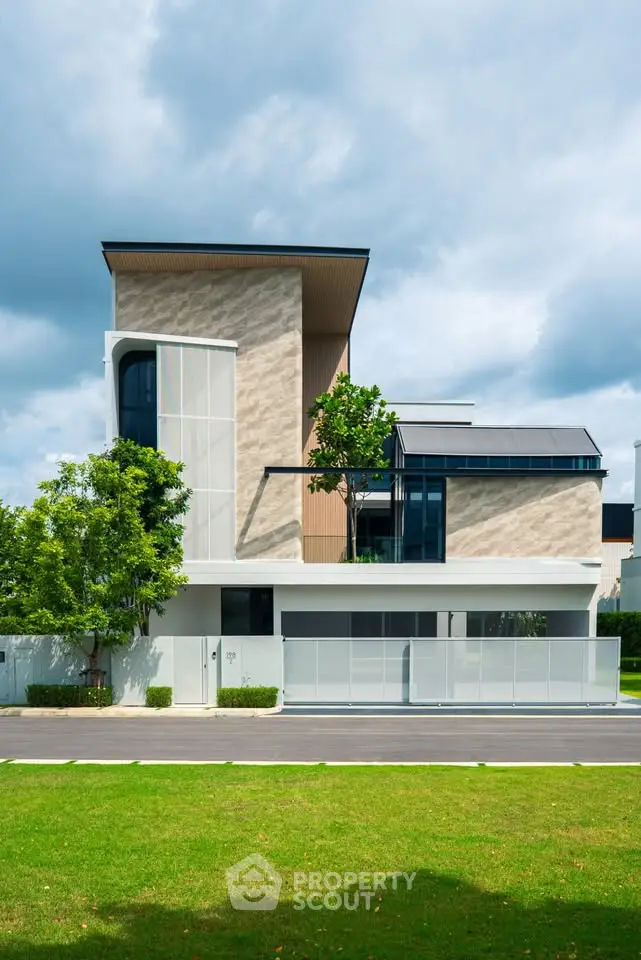 Modern architectural masterpiece with sleek design and lush greenery, perfect for luxury living.