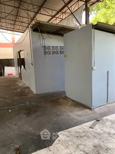 Spacious industrial-style property with metal roofing and concrete flooring, ideal for commercial use.