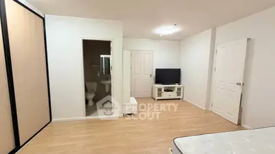 Spacious bedroom with ensuite bathroom and modern furnishings