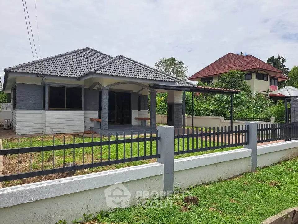 Charming single-story house with a spacious front yard and modern exterior design.