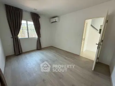 Spacious unfurnished room with wooden flooring and air conditioning