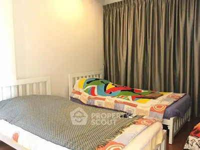 Cozy bedroom with twin beds and colorful bedding, perfect for a comfortable stay.