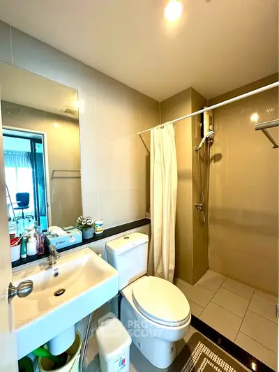 Modern bathroom with shower and sleek fixtures in a contemporary apartment.