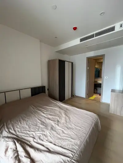 Modern bedroom with stylish wardrobe and cozy bed in a contemporary apartment.