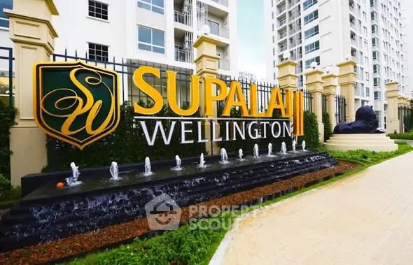 Luxurious Supalai Wellington entrance with elegant fountain and modern architecture.