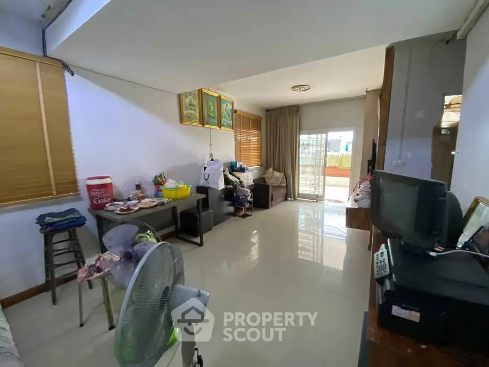 Spacious living room with modern decor and natural light, ideal for family gatherings.