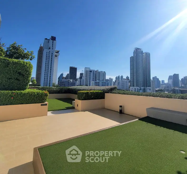 Stunning rooftop garden with city skyline views, perfect for relaxation and entertainment.