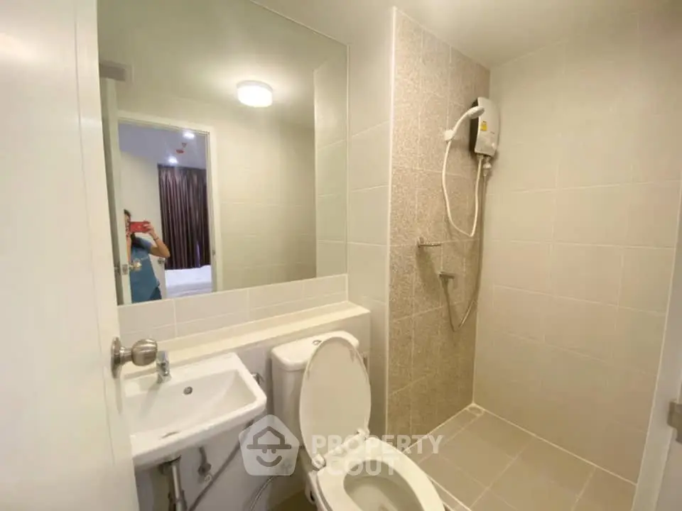 Modern bathroom with shower and sleek fixtures in a contemporary apartment.