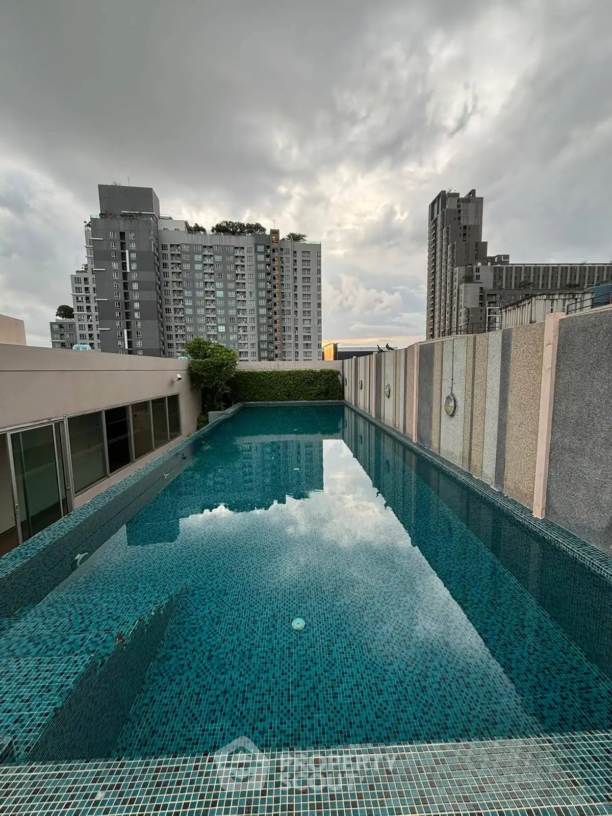 Stunning rooftop pool with city skyline views, perfect for relaxation and leisure in a modern urban setting.