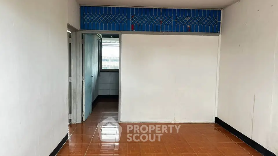 Spacious unfurnished room with tiled floor and natural light, ideal for customization.