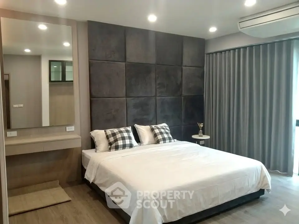 Modern bedroom with stylish decor and large bed in a contemporary apartment.