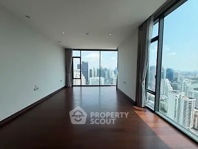 Spacious corner unit with stunning city skyline view and floor-to-ceiling windows.