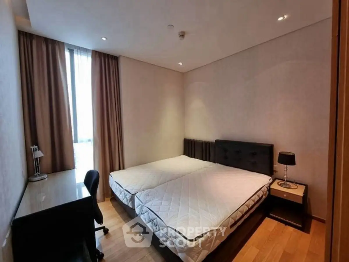 Spacious bedroom with twin beds and modern furnishings