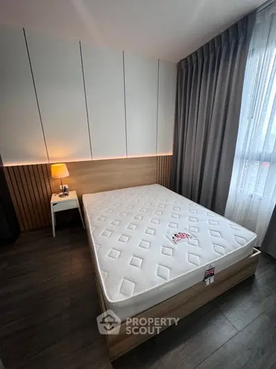 Modern bedroom with stylish design, featuring a comfortable bed and elegant lighting, perfect for relaxation.