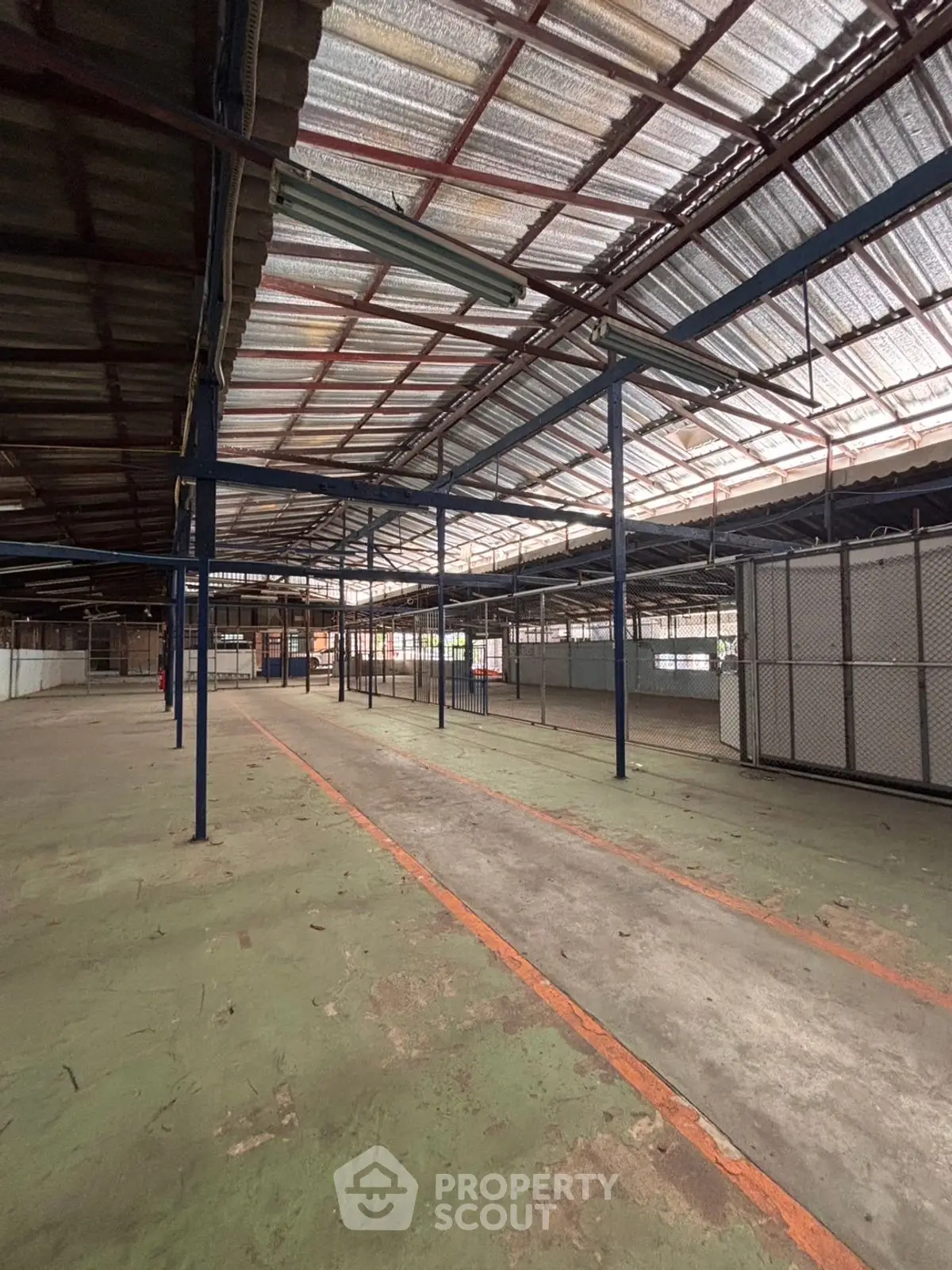 Spacious industrial warehouse with high ceilings and open layout, ideal for storage or manufacturing.