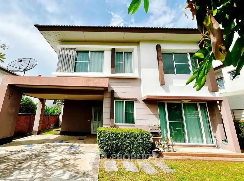 Stunning two-story modern house with lush garden and spacious driveway, perfect for family living.