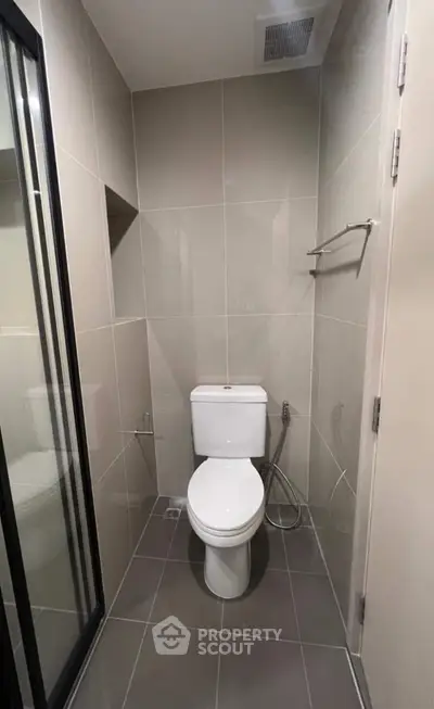 Modern bathroom with sleek design and neutral tiles