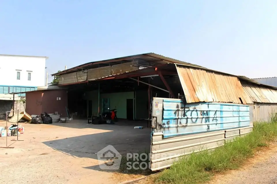 Spacious industrial warehouse with open layout and ample outdoor space for versatile use.
