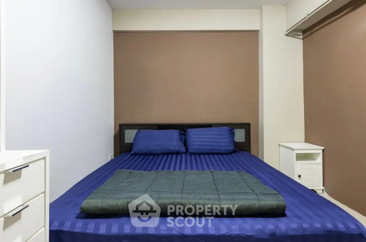 Cozy bedroom with modern furnishings and stylish decor, perfect for relaxation and comfort.