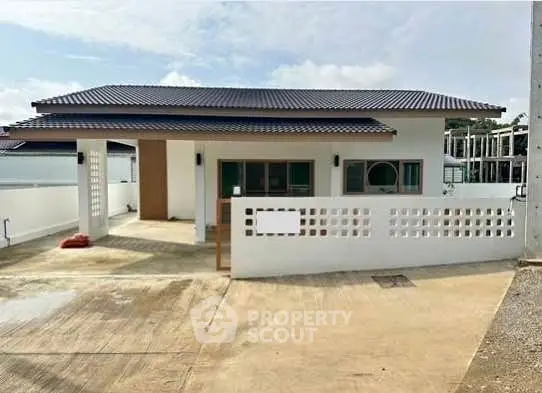 Charming single-story house with modern design and spacious driveway