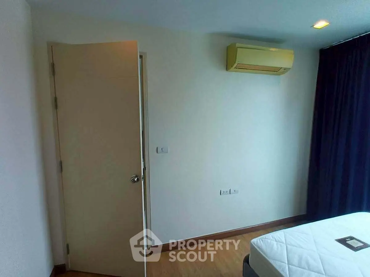 Cozy bedroom with air conditioning and natural light, perfect for relaxation and comfort.