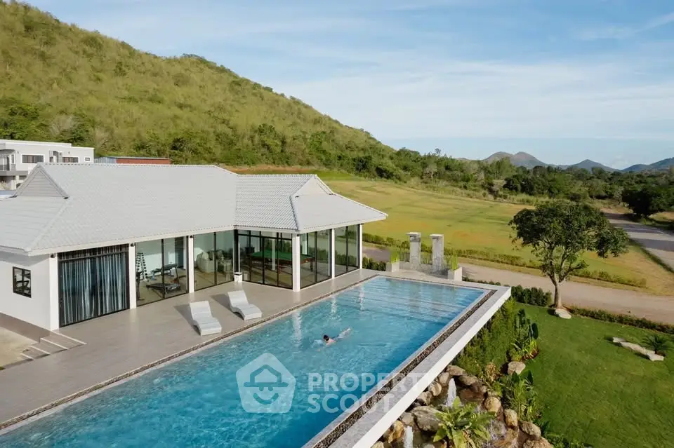 Luxurious villa with infinity pool and stunning mountain views