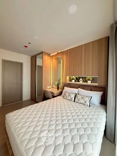Modern bedroom with stylish decor and cozy ambiance, featuring a comfortable bed and elegant lighting.