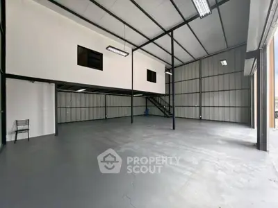 Spacious industrial warehouse with high ceilings and mezzanine level