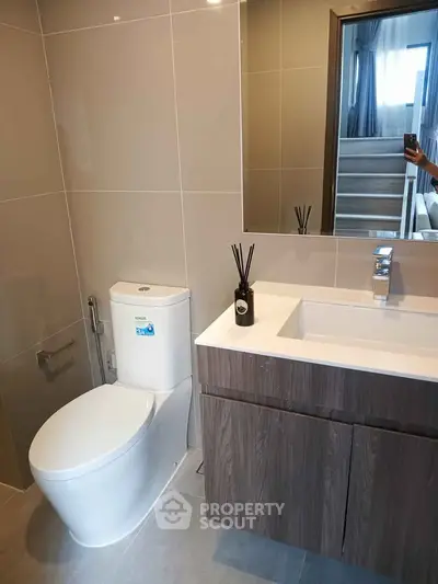 Modern bathroom with sleek fixtures and stylish cabinetry in a contemporary apartment.