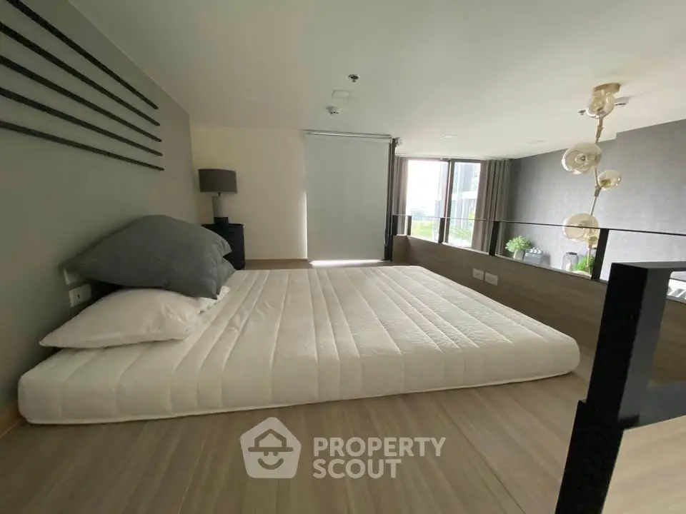 Modern minimalist bedroom with floor mattress and stylish decor in a contemporary apartment.