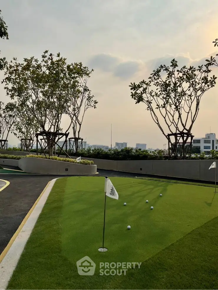 Luxurious rooftop garden with putting green and city views, perfect for relaxation and leisure activities.