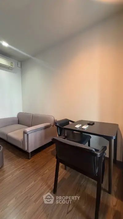 Cozy living room with modern furniture and wooden flooring, perfect for relaxation and entertainment.