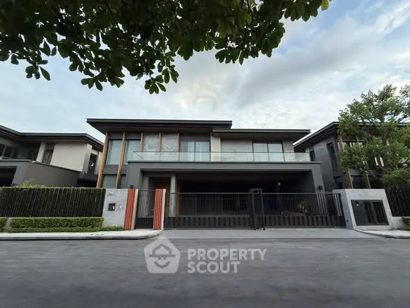 Modern luxury house with sleek design and spacious driveway