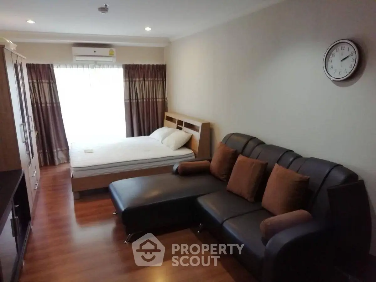 Spacious studio apartment with cozy living area and modern furnishings