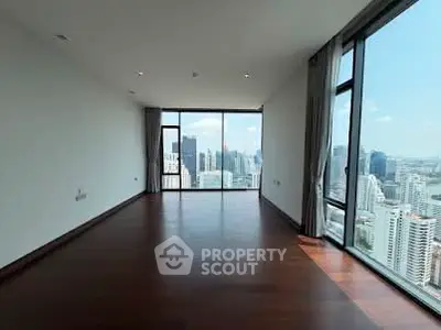 Spacious corner unit with stunning city skyline view and floor-to-ceiling windows.
