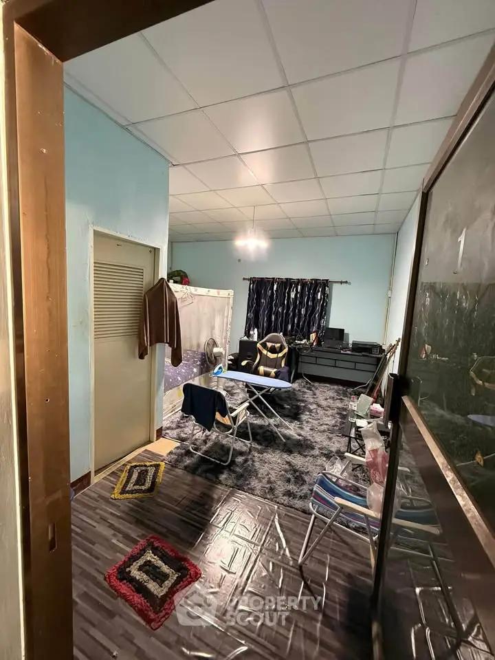 Cozy living room with modern decor and ample natural light, perfect for relaxation and entertainment.