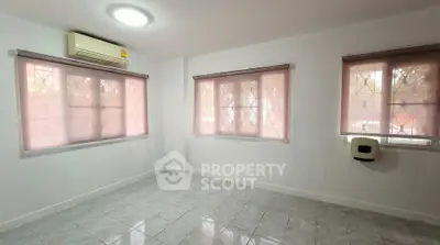 Spacious unfurnished room with large windows and air conditioning, perfect for customization.