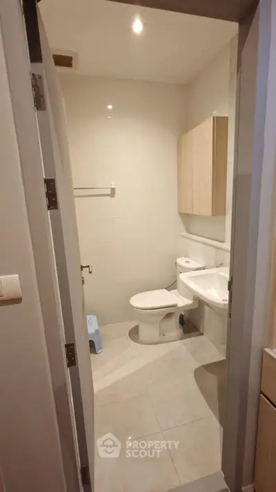Modern bathroom with sleek fixtures and neutral tones, perfect for a contemporary home.