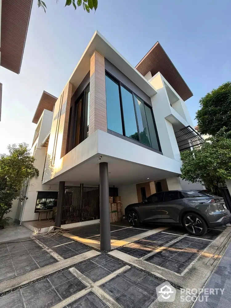 Modern luxury house with sleek design and spacious driveway