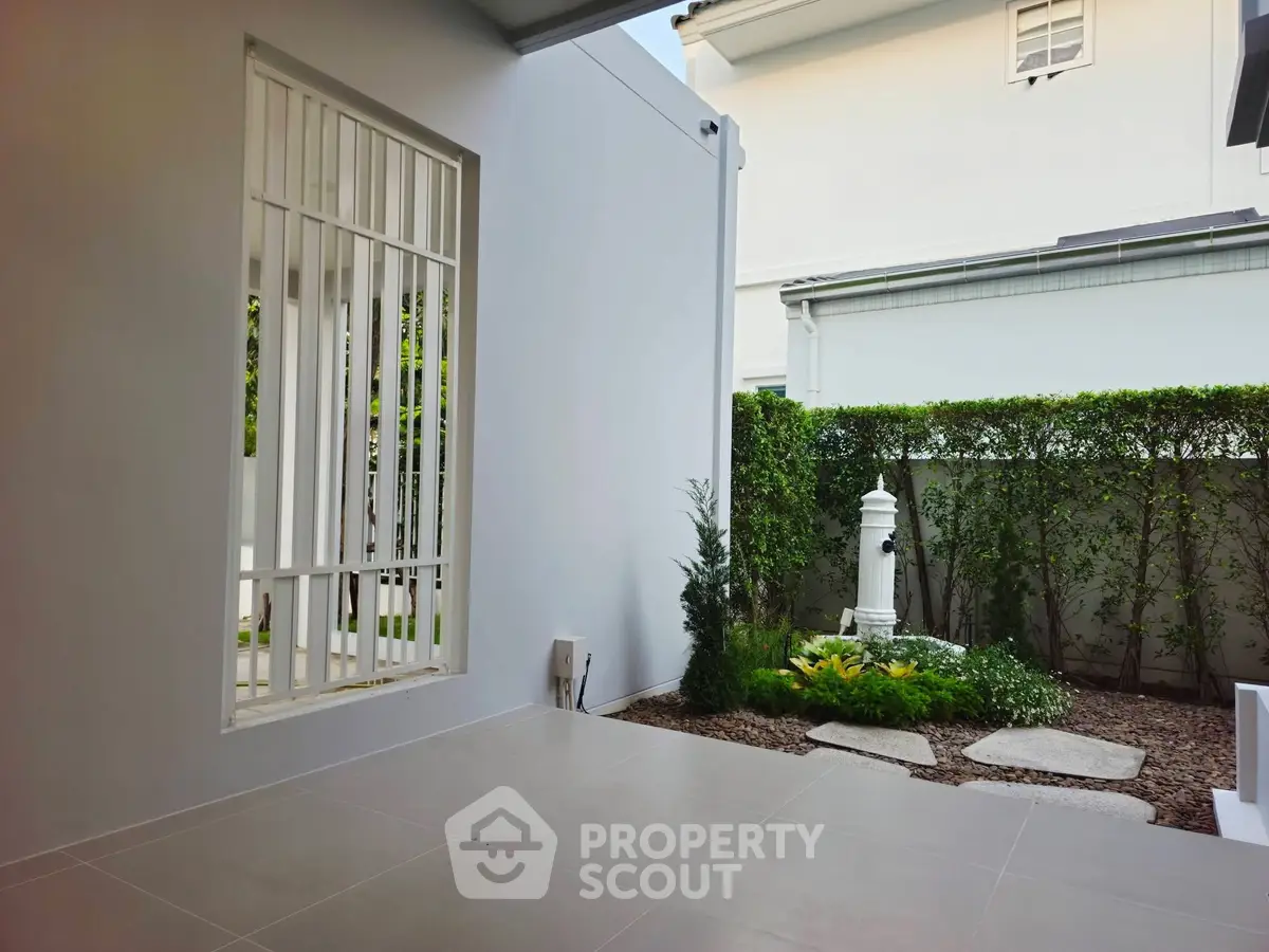 Charming outdoor garden area with elegant landscaping and modern design, perfect for relaxation and entertaining.