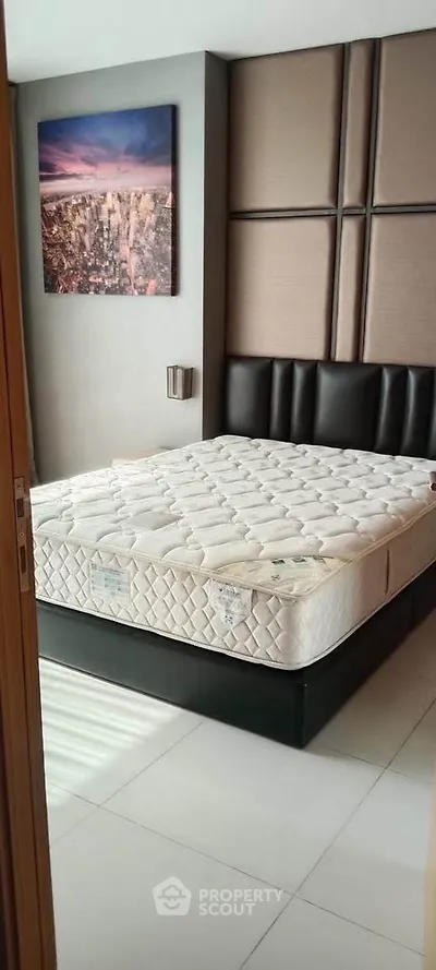 Modern bedroom with stylish decor and comfortable mattress in a contemporary apartment.