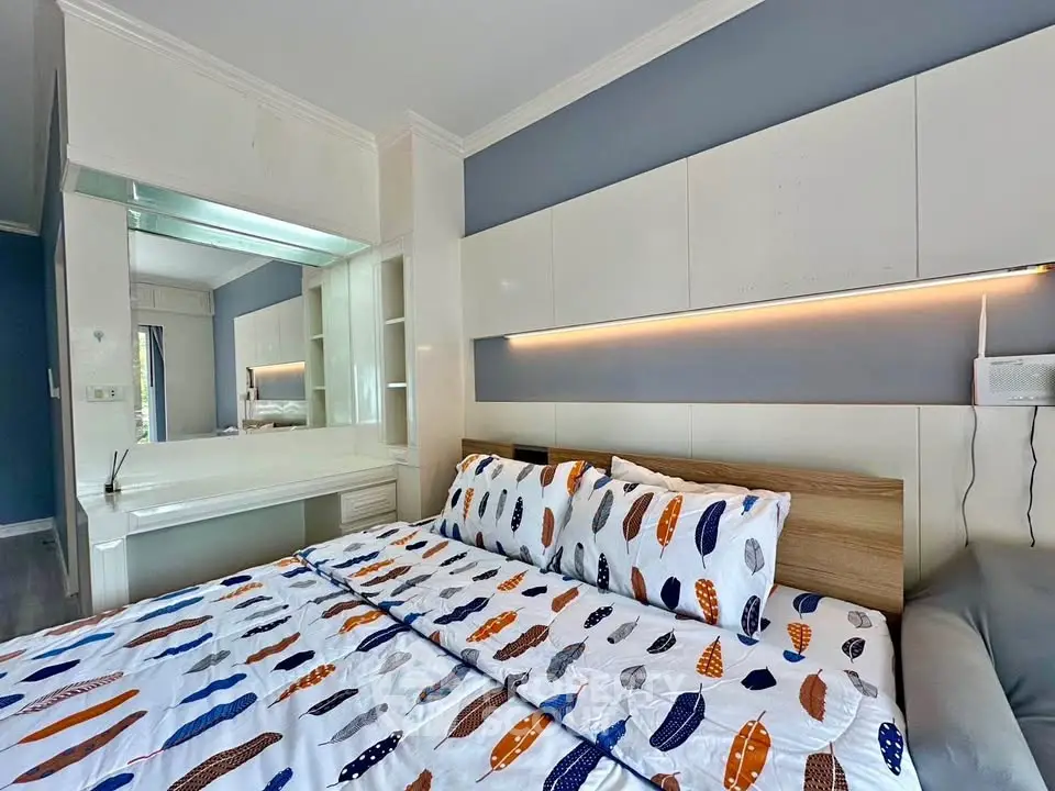 Modern bedroom with stylish decor and cozy bedding in a contemporary apartment.