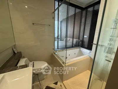 LINE_ALBUM_18370 Ashton Silom_260919_12.jpg