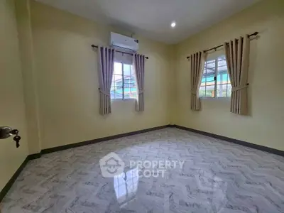 Spacious empty room with tiled floor and air conditioning, perfect for customization.
