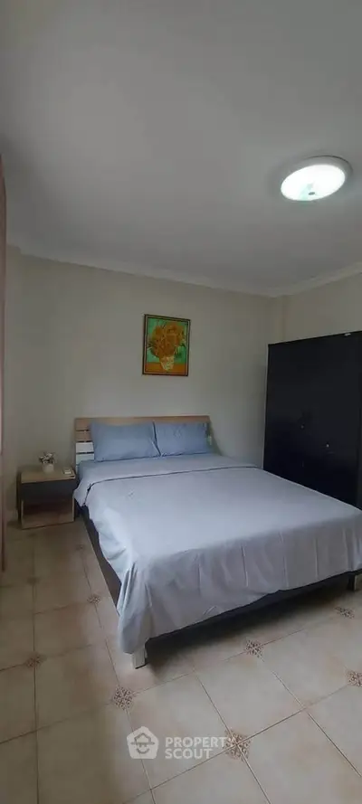 Cozy bedroom with double bed and minimalist decor, ideal for relaxation.