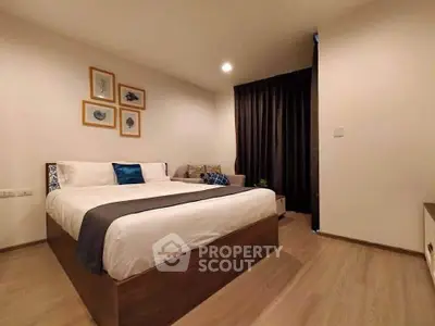 Modern bedroom with stylish decor and cozy ambiance, featuring a comfortable bed and elegant lighting.
