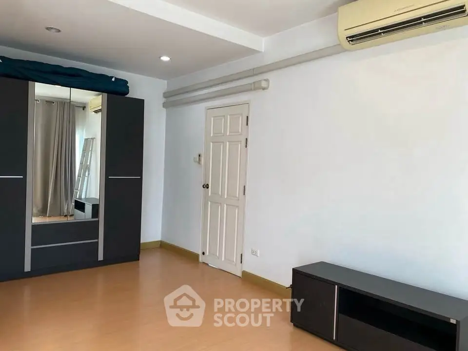 Spacious room with modern wardrobe and air conditioning, perfect for comfortable living.